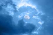 Luna diurna con nuvole- immagine dal web